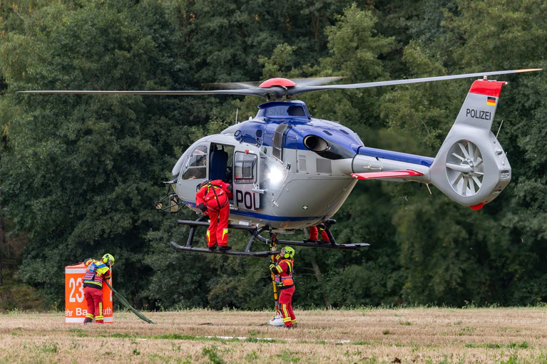 Ein Hubschrauber ist bei der grenzüberschreitenden Feuerwehrübung von bayerischen, tschechischen und sächsischen Kräften dabei. — © Daniel Karmann/dpa