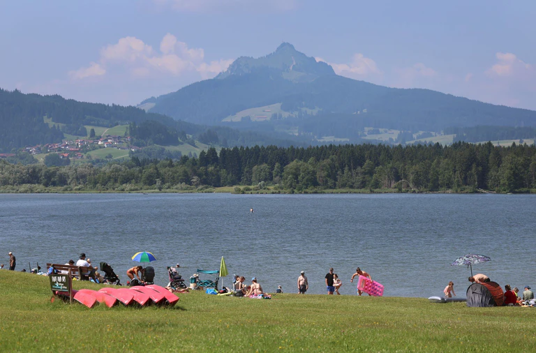Bei Temperaturen bis zu 36 Grad lässt es sich am besten am Wasser aushalten - doch die Sonnenbrandgefahr ist hoch. — © Karl-Josef Hildenbrand/dpa