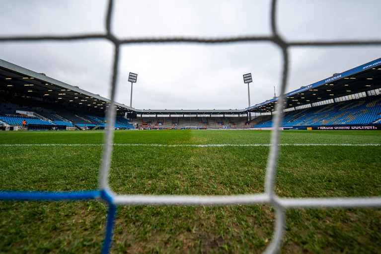 Ein Fußballtor ist in Erlangen umgestürzt und hat ein Kind tödlich verletzt. (Symbolbild) — © David Inderlied/dpa