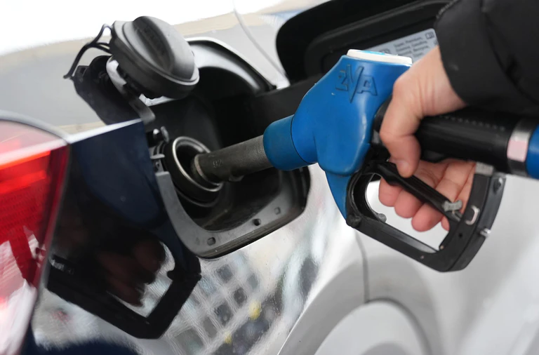 Um rund acht Cent unterscheiden sich die günstigsten Regionen von den teuersten. (Symbolbild) — © Marcus Brandt/dpa