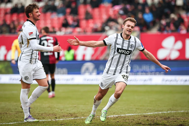 Elversbergs Tom Zimmerschied (r) bestraft den 1. FC Nürnberg. — © Daniel Karmann/dpa