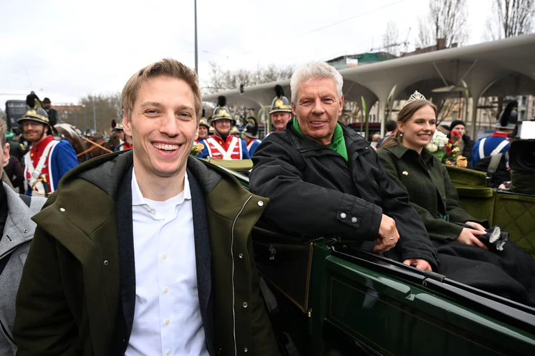Münchens Oberbürgermeister, Dieter Reiter (M, SPD), ist Schirmherr der Veranstaltung und wird mit der Kutsche gefahren - daneben steht sein Herausforderer, Dominik Krause (l, Grüne). — © Felix Hörhager/dpa