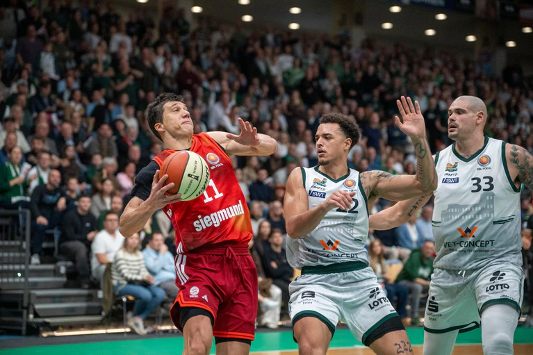 Vladimir Lucic (l) und die Bayern-Basketballer erreichten souverän das Top Four der Basketball-Bundesliga. — © Harald Tittel/dpa