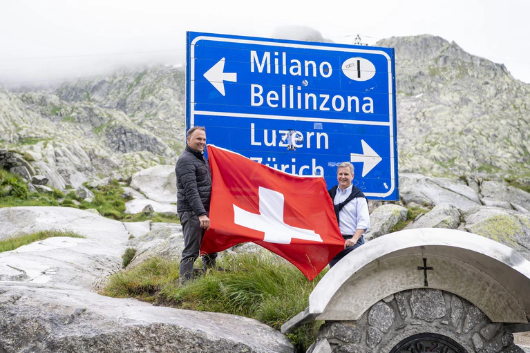 Marco Chiesa (r) und die Schweizerische Volkspartei (SVP), wollen Anwohner der Bergkantone schützen. (Archivbild) — © Urs Flueeler/KEYSTONE/dpa