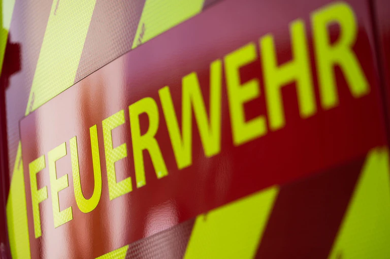 Bei einem Brand ist ein Schaden in Höhe von rund 100.000 Euro entstanden. (Symbolbild) — © Marijan Murat/dpa
