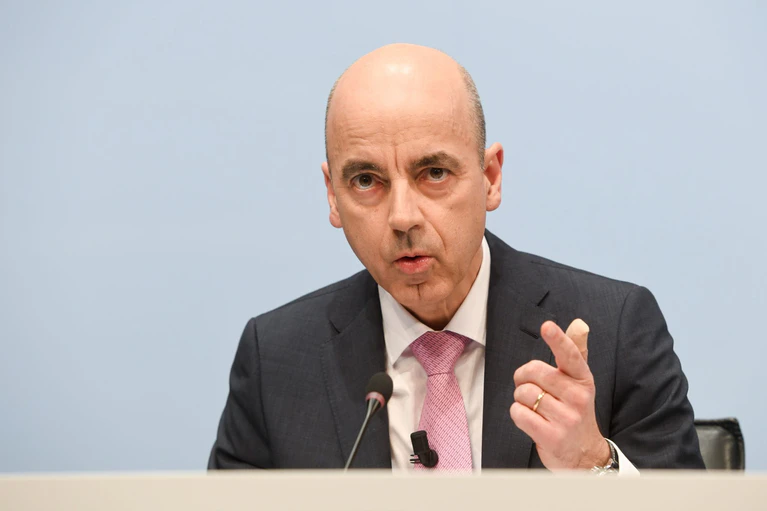 Hier noch in seinem alten Amt als BMW Finanzvorstand: Nicolas Peter soll künftig den Aufsichtsrat des Konzerns führen.  — © Tobias Hase/dpa