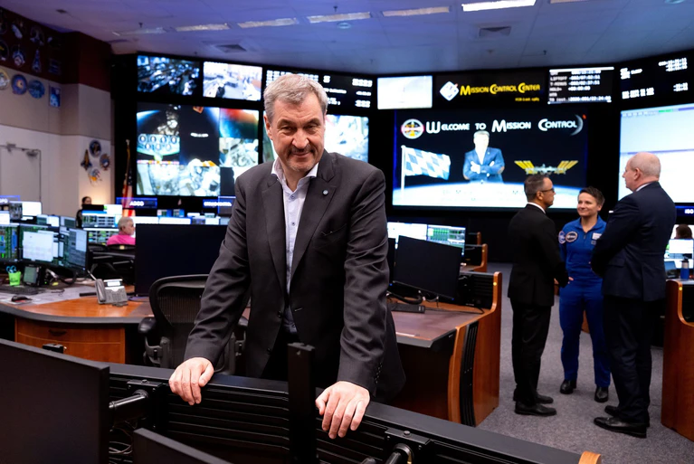 Mission Control mit Markus Söder. Bayerns Ministerpräsident ist beeindruckt von der Einsatzzentrale für die internationale Raumstation ISS der US-Raumfahrtbehörde Nasa in Houston. — © Sven Hoppe/dpa