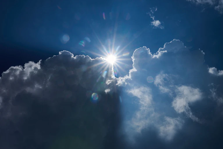 Ein Mix aus Sonne und Wolken bringt die neue Woche mit sich, es bleibt überwiegend trocken. (Symbolbild) — © Annette Riedl/dpa