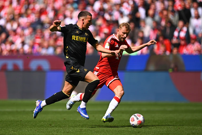 Said El Mala entkommt auf dem Weg zum Kölner 1:2 Bayern-Verteidiger Konrad Laimer (r). — © Tom Weller/dpa