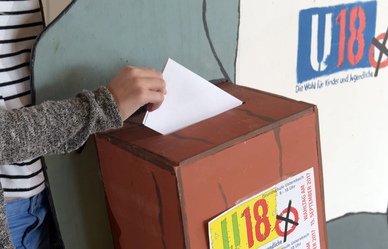 Die U18-Wahl soll in diesem Jahr erstmals in Bayern auch digital stattfinden. Klassische Wahllokale wird es aber ebenso geben. (Symbolbild) — © Stefan Puchner/dpa