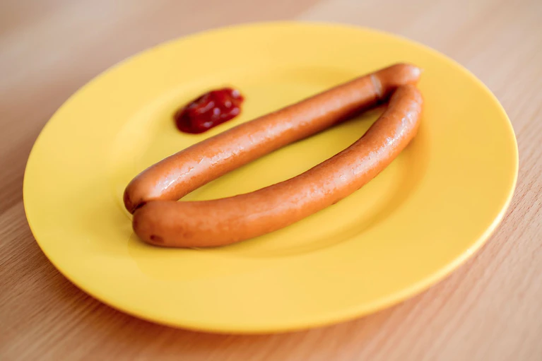 Vom Verzehr der Würstchen nach dem 26. Dezember 2024 wird abgeraten. (Symbolbild) — © Hauke-Christian Dittrich/dpa