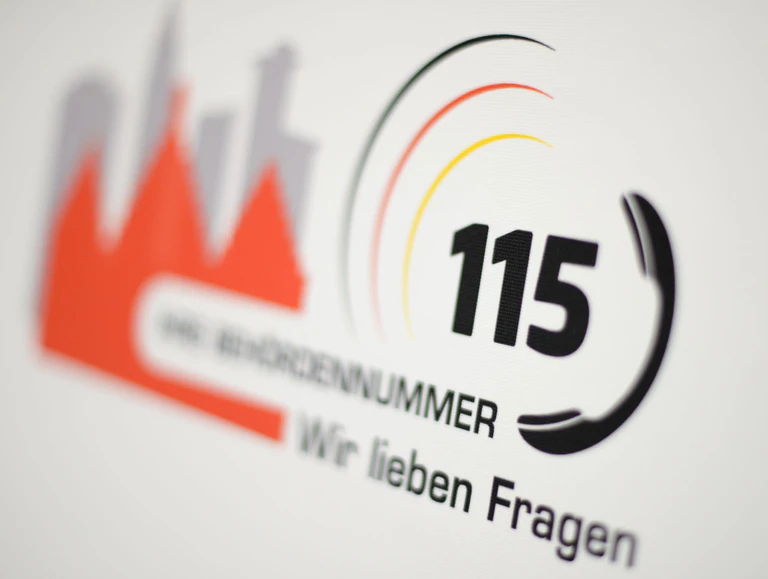 Ab Ende Juni wird die Behördennummer 115 auch in Bayern landesweit erreichbar sein - in vielen anderen Bundesländern gibt es die Einheitsnummer schon seit vielen Jahren. (Illustration) — © Arne Dedert/dpa