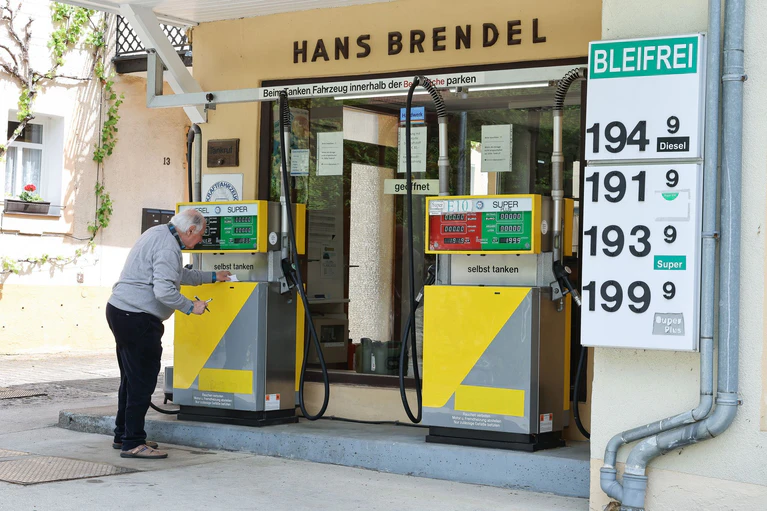 Bei Herbert Brendels Tankstelle wird der Spritpreis nur alle zwei Wochen angepasst.  — © Daniel Löb/dpa