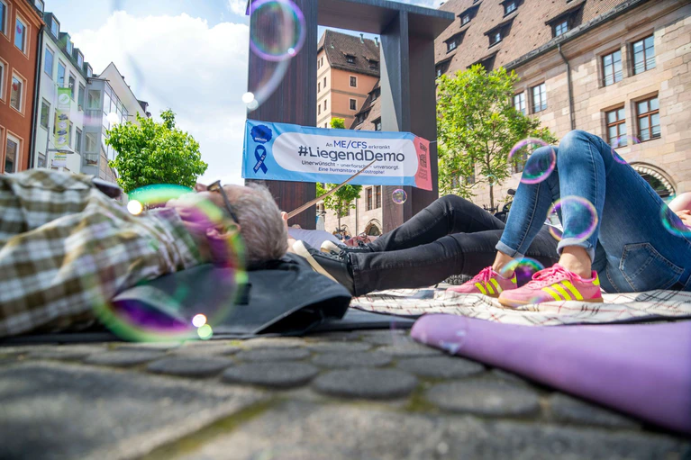 Nach Angaben der Initiative #LiegendDemo sind inzwischen mehr als 600.000 Menschen in Deutschland an ME/CFS erkrankt. — © Pia Bayer/dpa