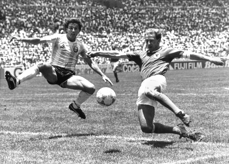 Karl-Heinz Rummenigge (r) im WM-Finale 1986 in Aktion. (Archivbild) — © picture alliance / dpa