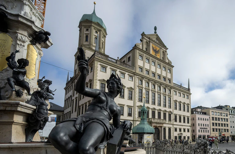 In Augsburg muss in der Stichwahl entschieden werden, wer Chefin oder Chef im Rathaus wird. (Archivbild)  — © Stefan Puchner/dpa