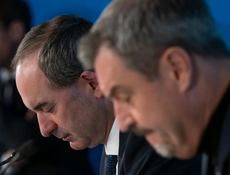 Es ist ernst: Finden Hubert Aiwanger und Markus Söder eine Lösung im Schulden-Streit? (Archivbild) — © Peter Kneffel/dpa