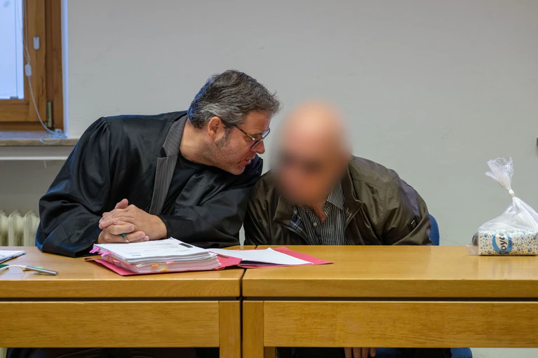 Der Angeklagte soll sich nach der Tat selbst verletzt haben. — © Pia Bayer/dpa