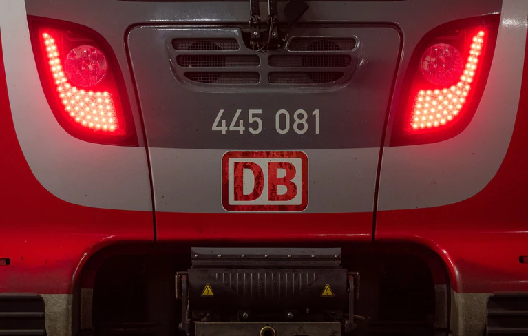Die typisch rote Farbe der Regionalzüge wird auf einer Strecke Pegnitztal vorerst nicht mehr zu sehen sein. (Symbolbild) — © Peter Kneffel/dpa