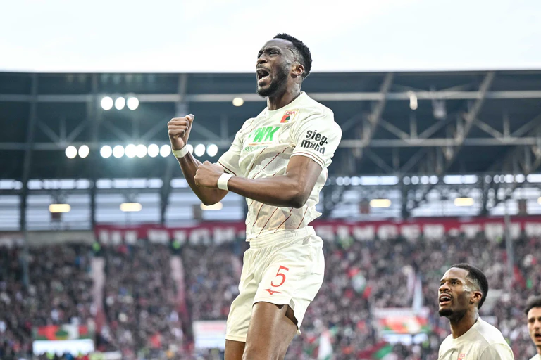 Chrislain Matsima beschert dem FC Augsburg das 1:0. — © Harry Langer/dpa