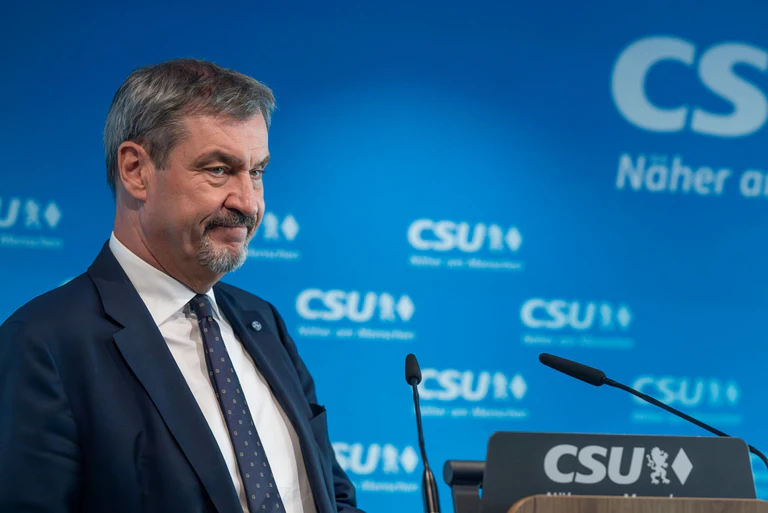 CSU-Chef Markus Söder grämt sich über das Wahlergebnis in Würzburg. — © Peter Kneffel/dpa