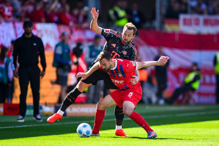 Hatten Heidenheim fest im Griff: Die Bayern um Torjäger Harry Kane (oben). — © Tom Weller/dpa