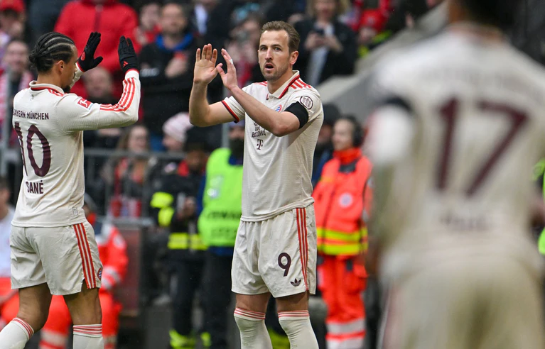 Torschützen jubeln gemeinsam: Leroy Sané (l) und Harry Kane. — © Peter Kneffel/dpa