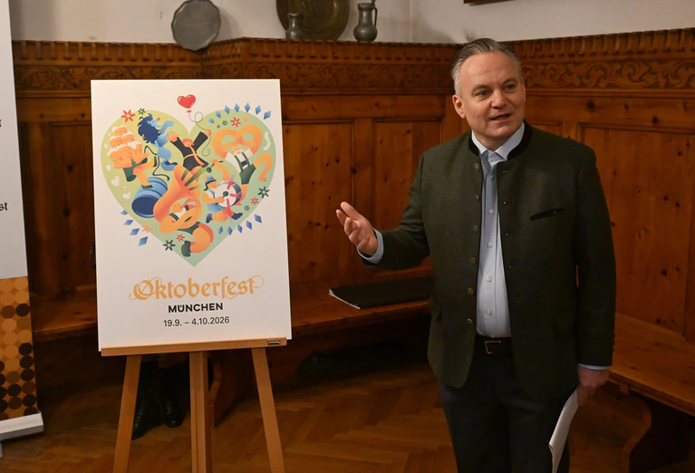 Wiesnchef Scharpf zeigt das mit dem dritten Preis ausgezeichnete Wiesn-Motiv-  — © Felix Hörhager/dpa