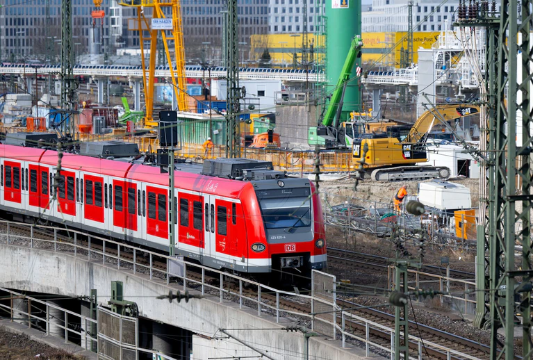Der Bau der zweiten S-Bahn-Stammstrecke verursacht auf der bestehenden immer wieder Probleme. (Archivbild) — © Sven Hoppe/dpa