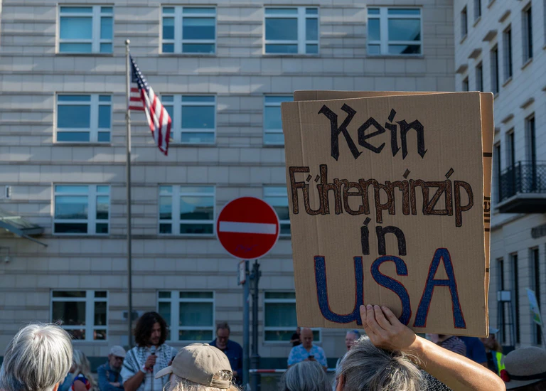 Zahlreiche Menschen protestieren immer wieder gegen die Politik von US-Präsident Donald Trump. (Symbolbild)  — © Soeren Stache/dpa