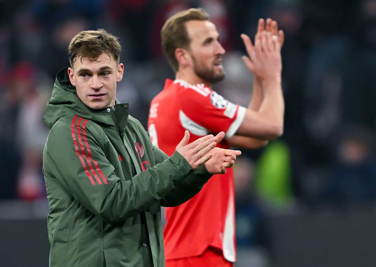 Das erste Etappenziel ist erreicht: Joshua Kimmich (l) und Harry Kane feiern den Einzug ins Achtelfinale. — © Sven Hoppe/dpa