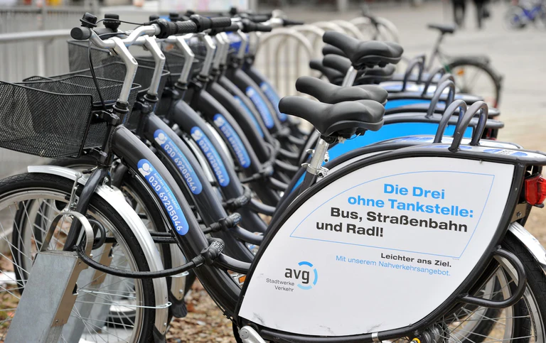 In Augsburg hatten die Stadtwerke seit 2011 an Verleihstationen Fahrräder zum Mieten angeboten. Ende 2023 wurde das Angebot eingestellt, nun soll das neu konzipierte Bikesharing mit mehr Leihstationen und mehr Zweirädern die Menschen zum Umstieg aufs Rad bringen. (Archivfoto) — © picture alliance / dpa