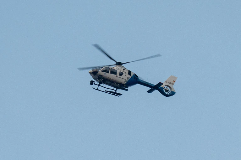 Die Polizei fahndete mit einem Polizeihubschrauber nach den mutmaßlichen Tätern. (Symbolbild) — © Armin Weigel/dpa