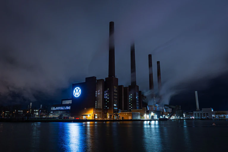 Der Stammsitz von Volkswagen in Wolfsburg hat die größte Autoproduktion Deutschlands. (Archivbild) — © Moritz Frankenberg/dpa