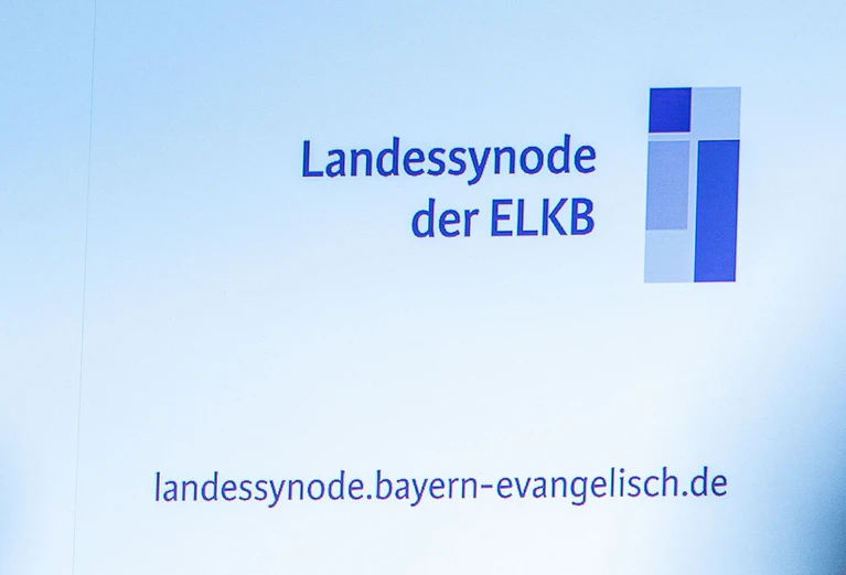 Mehr als 100 Menschen gehören der bayerischen Landessynode an. (Symbolbild) — © Armin Weigel/dpa