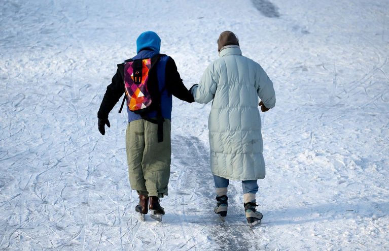 Viele Menschen in Bayern nutzen die frostigen Temperaturen für winterliche Ausflüge - auch auf Schlittschuhen. — © Sven Hoppe/dpa