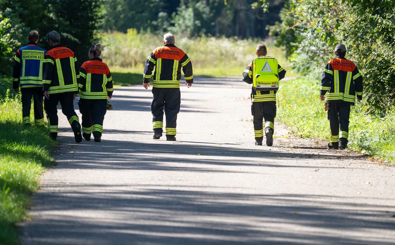Rettungskräfte suchen nach einem vermisstem 83-jährigen Mann. — © Peter Kneffel/dpa