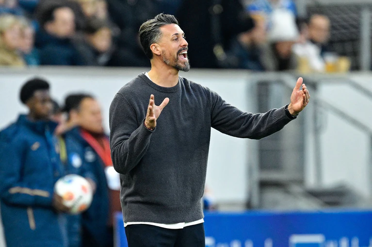 Deutliche Niederlage an alter Wirkungsstätte: FCA-Coach Sandro Wagner — © Uwe Anspach/dpa