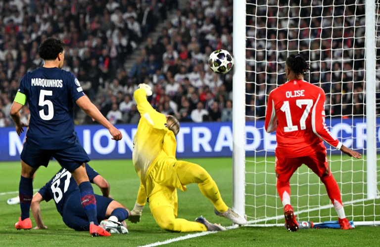 Nach einem Supersolo von Bayerns Michael Olise (r) landet der Ball am Pfosten. — © Federico Gambarini/dpa