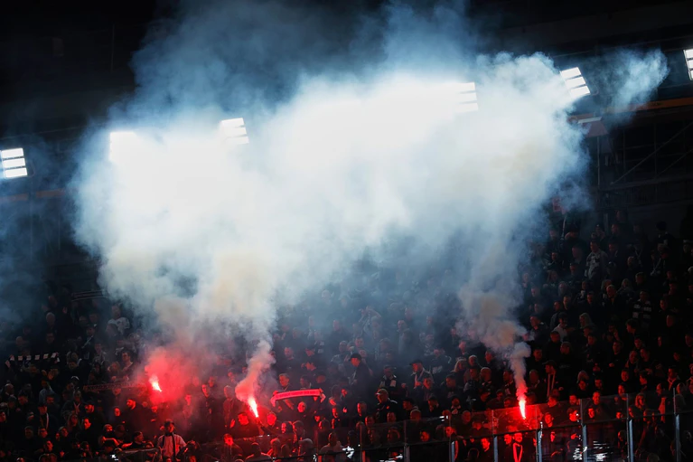 Wegen des Zündelns von Pyrotechnik durch Fans wurde Eintracht Frankfurt nun bestraft. (Archivbild) — © Joan Monfort/AP/dpa