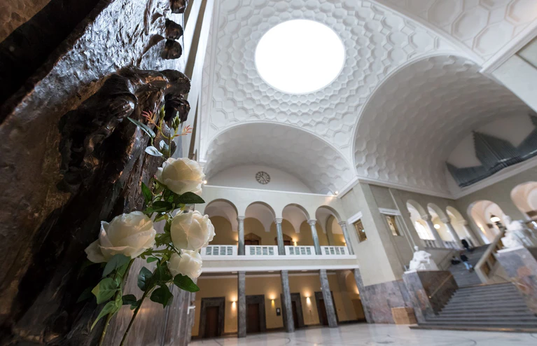 In diesen Lichthof der Ludwig-Maximilians-Universität (LMU) fielen am 18. Februar 1943 die Flugblätter der Weißen Rose, die Hans und Sophie Scholl verteilt hatten.  — © Sven Hoppe/dpa