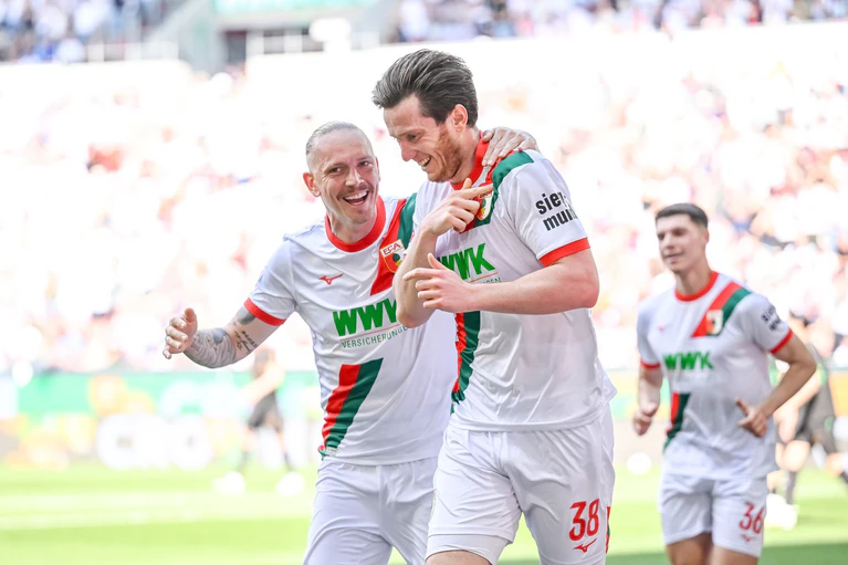 Matchwinner per Doppelpack: Augsburg-Stürmer Michael Gregoritsch (Mitte). — © Harry Langer/dpa