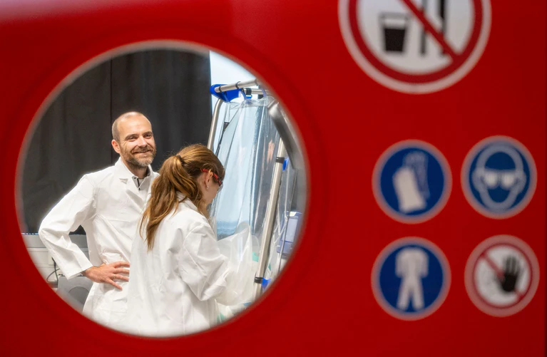 Dominik Schuhmacher vom Start-Up-Unternehmen «Tubulis» steht in einem Labor, in dem nach Medikamenten gegen Krebs geforscht wird.  — © Peter Kneffel/dpa