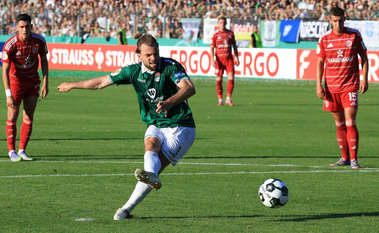 Per Elfmeter hatte Manuel Wintzheimer zum zwischenzeitlichen 1:0 für Schweinfurt getroffen. — © Karl-Josef Hildenbrand/dpa