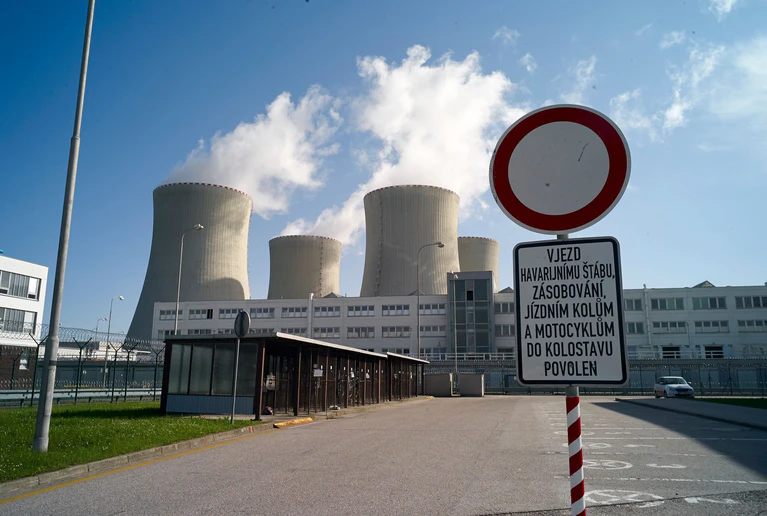Die Kühltürme des tschechischen Atomkraftwerks Temelin in Südböhmen. Ergänzt werden soll die Anlage künftig um einen neuen Kleinreaktor. (Archivbild) — © Michael Heitmann/dpa