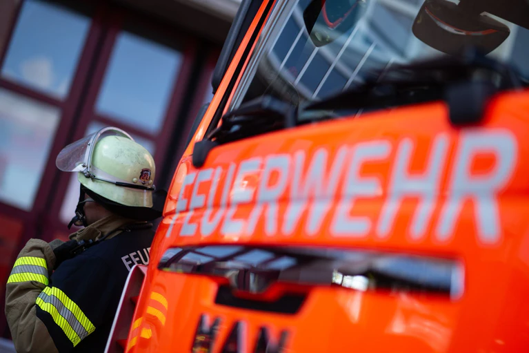 Die Feuerwehr konnte den Brand nach rund zwei Stunden unter Kontrolle bringen. (Symbolbild) — © Marijan Murat/dpa
