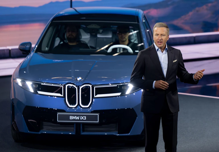 BMW-Chef Oliver Zipse und der neue iX3. Die Bestellungen für das erste Modell der neuen Klasse sind laut BMW gut. (Archivbild) — © Sven Hoppe/dpa