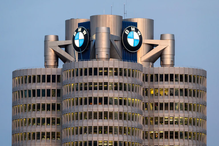 BMW zeigt sich in der aktuellen Krise der deutschen Autoindustrie bisher robuster als die Konkurrenz. (Archivbild) — © Peter Kneffel/dpa