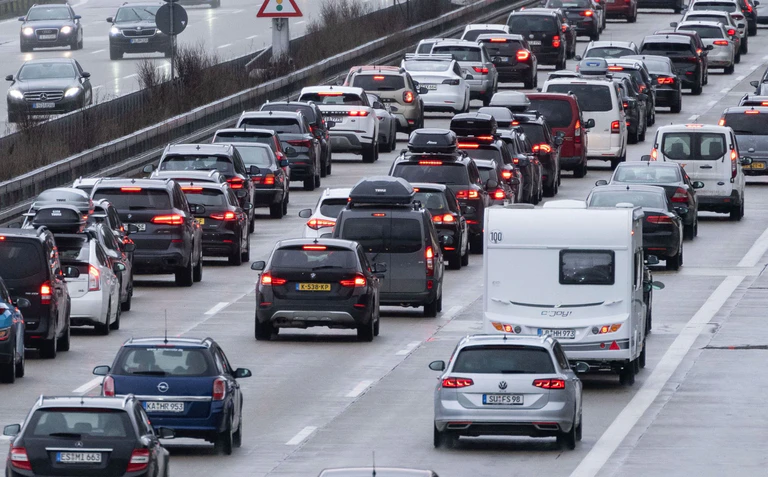 Unter anderem auf der A8 zwischen Salzburg, München, Stuttgart und Karlsruhe könnte es voll werden. (Archivbild) — © Marijan Murat/dpa