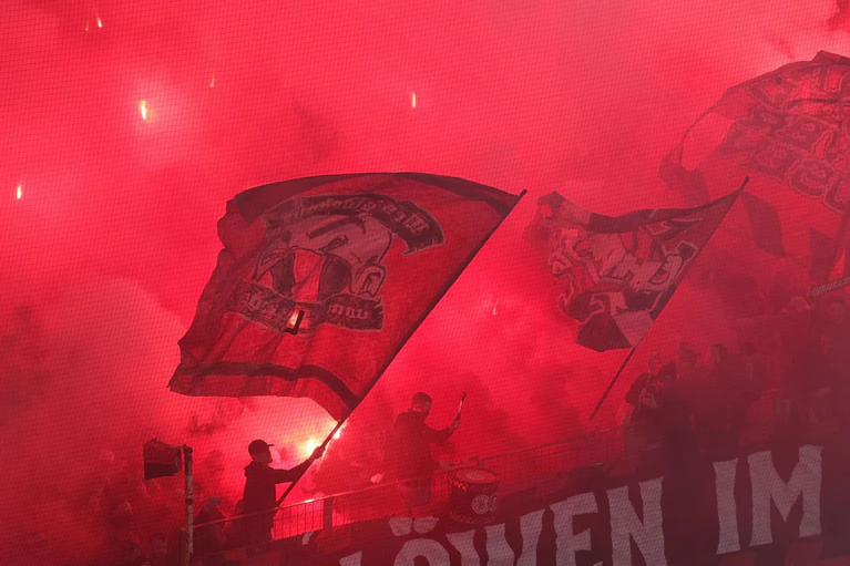 Die Fans sorgten für heiße Atmosphäre. — © Rolf Vennenbernd/dpa